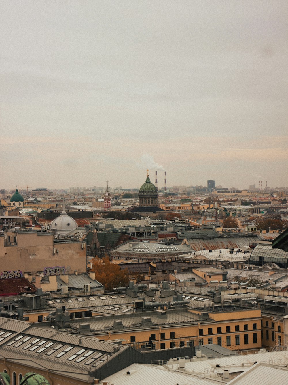 una vista di una città dalla cima di un edificio