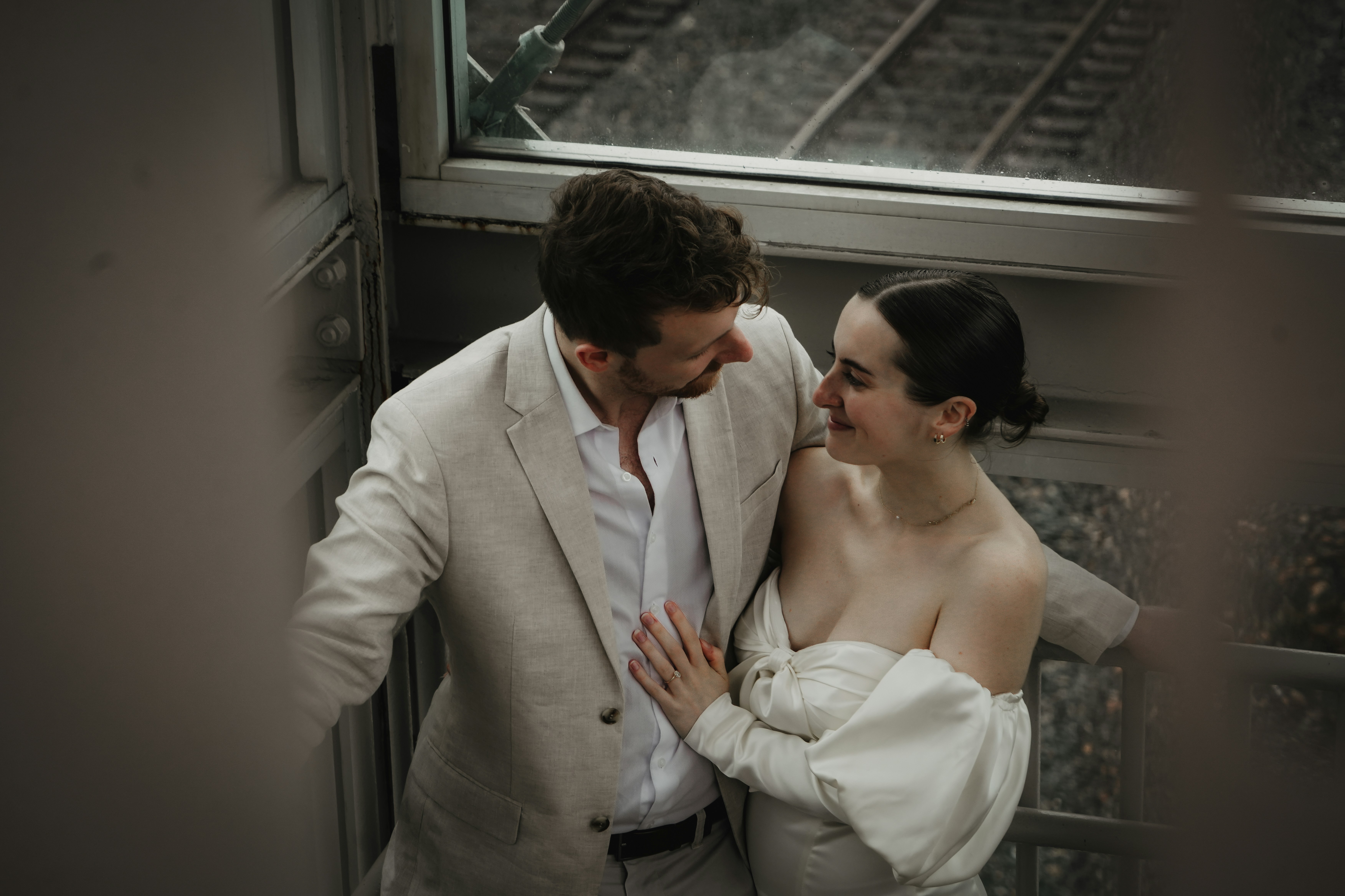 Coutumes oubliées, émotions retrouvées : les traditions matrimoniales parisiennes à réinventer pour votre cérémonie