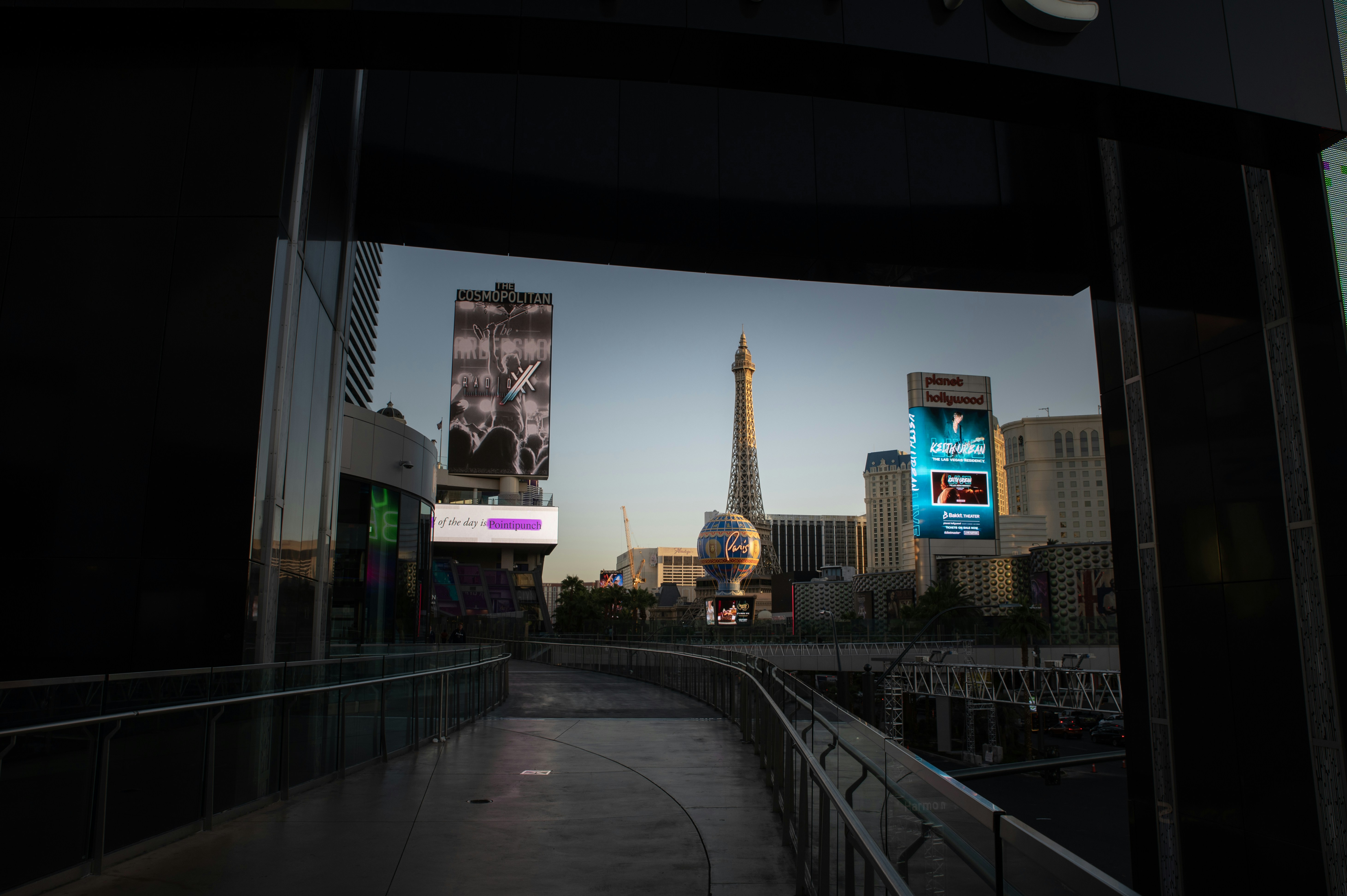 Uma vista da Torre Eiffel de uma ponte