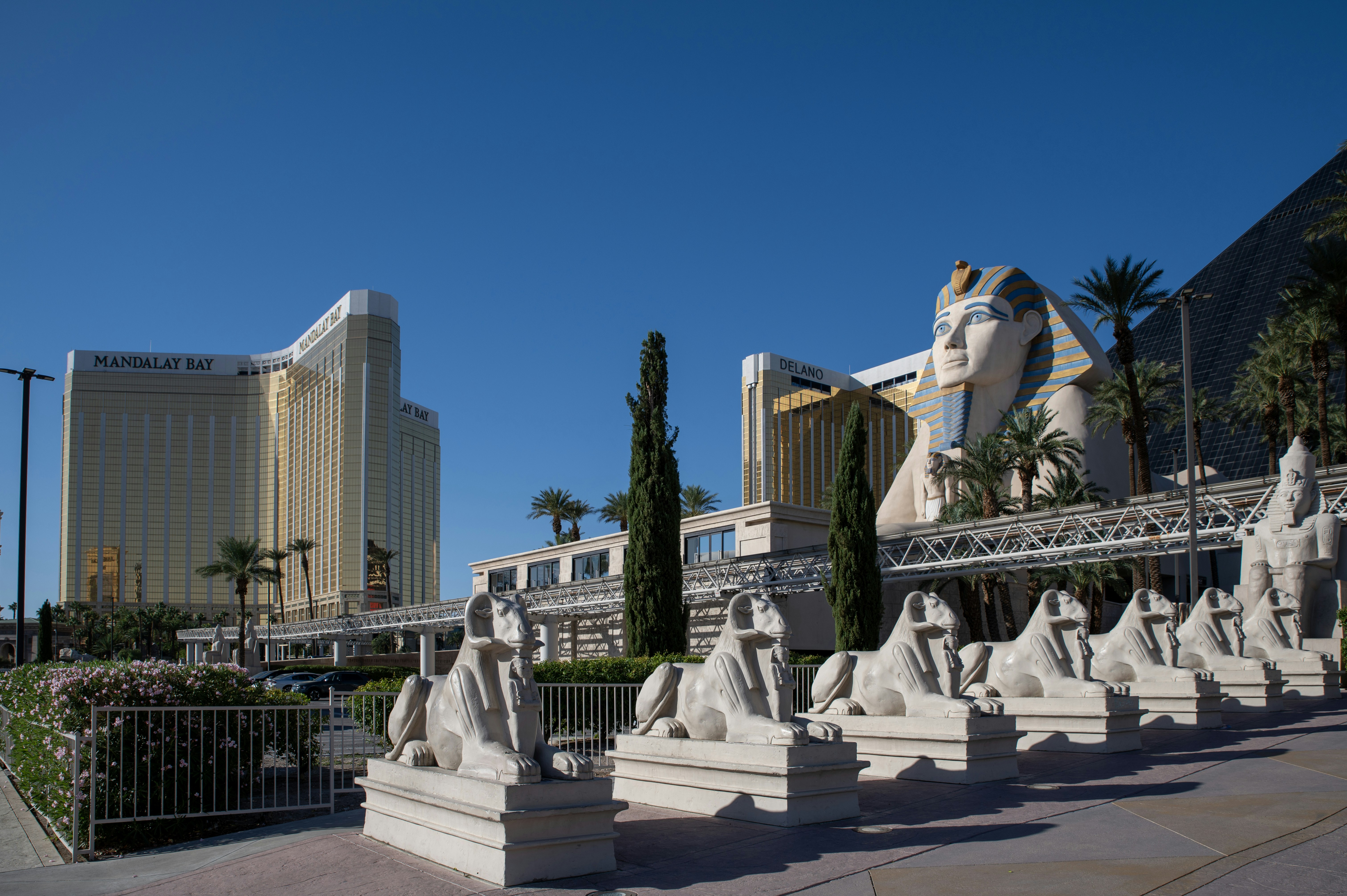 una fila di statue davanti a un hotel
