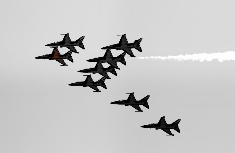 Un grupo de aviones de combate volando en formación