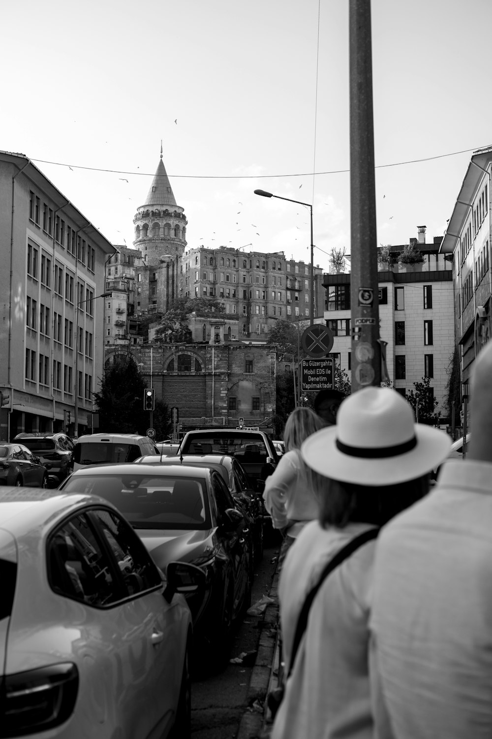 Una foto in bianco e nero di una strada trafficata della città