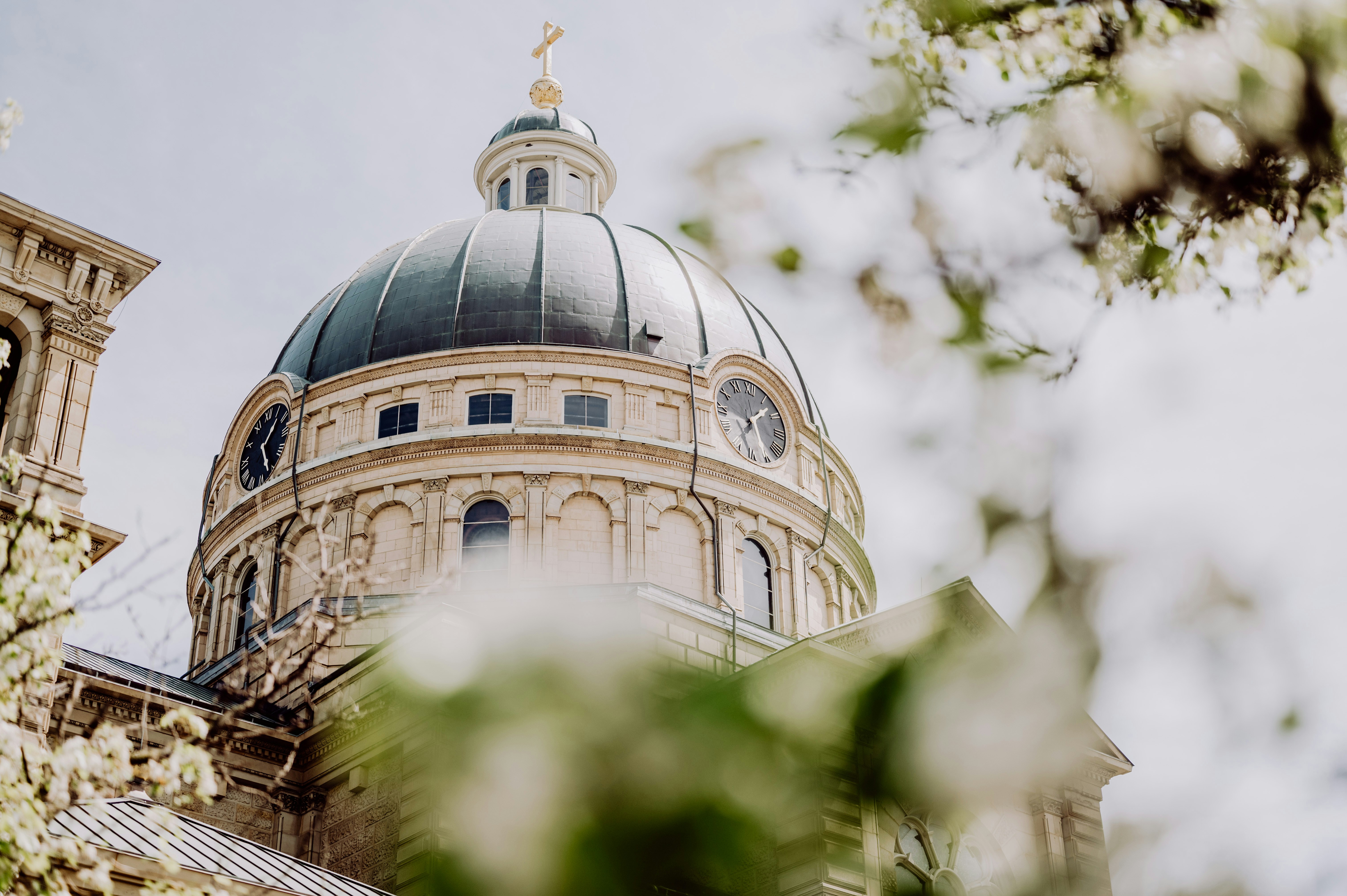 un edificio con una cúpula y una cruz en la parte superior