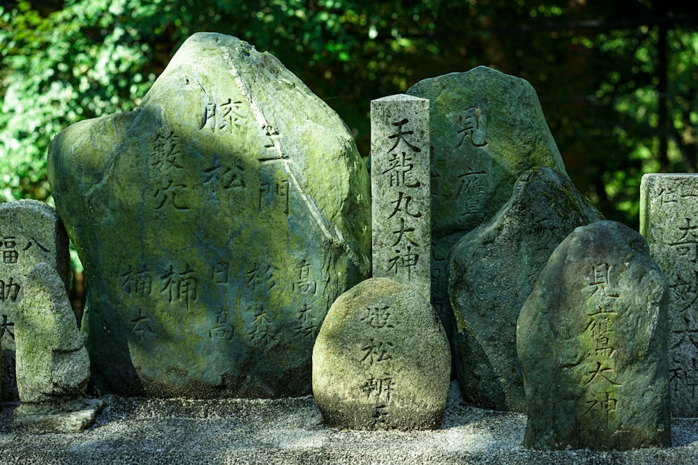 Um grupo de rochas com escrita asiática sobre eles