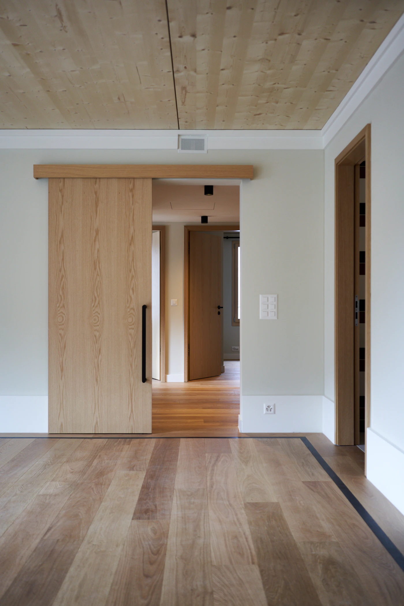Wohnung mit Eichenparkett und Schiebetür