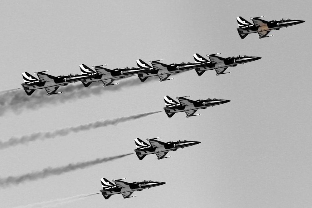 Eine Gruppe von Kampfjets fliegt durch einen bewölkten Himmel
