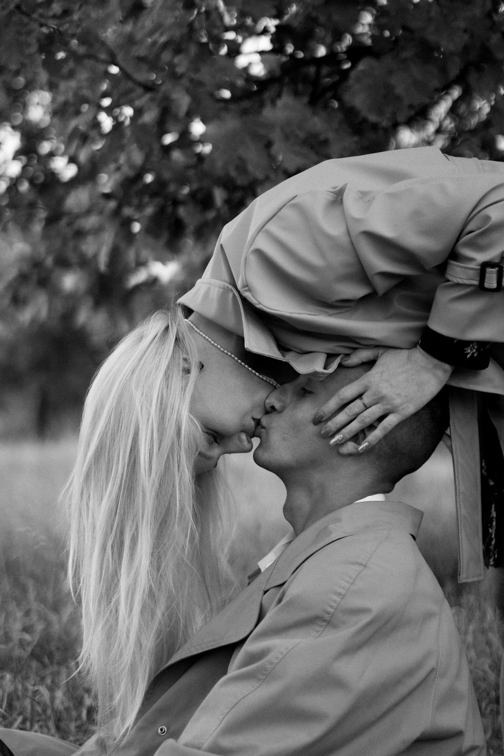 um homem beijando uma mulher na bochecha