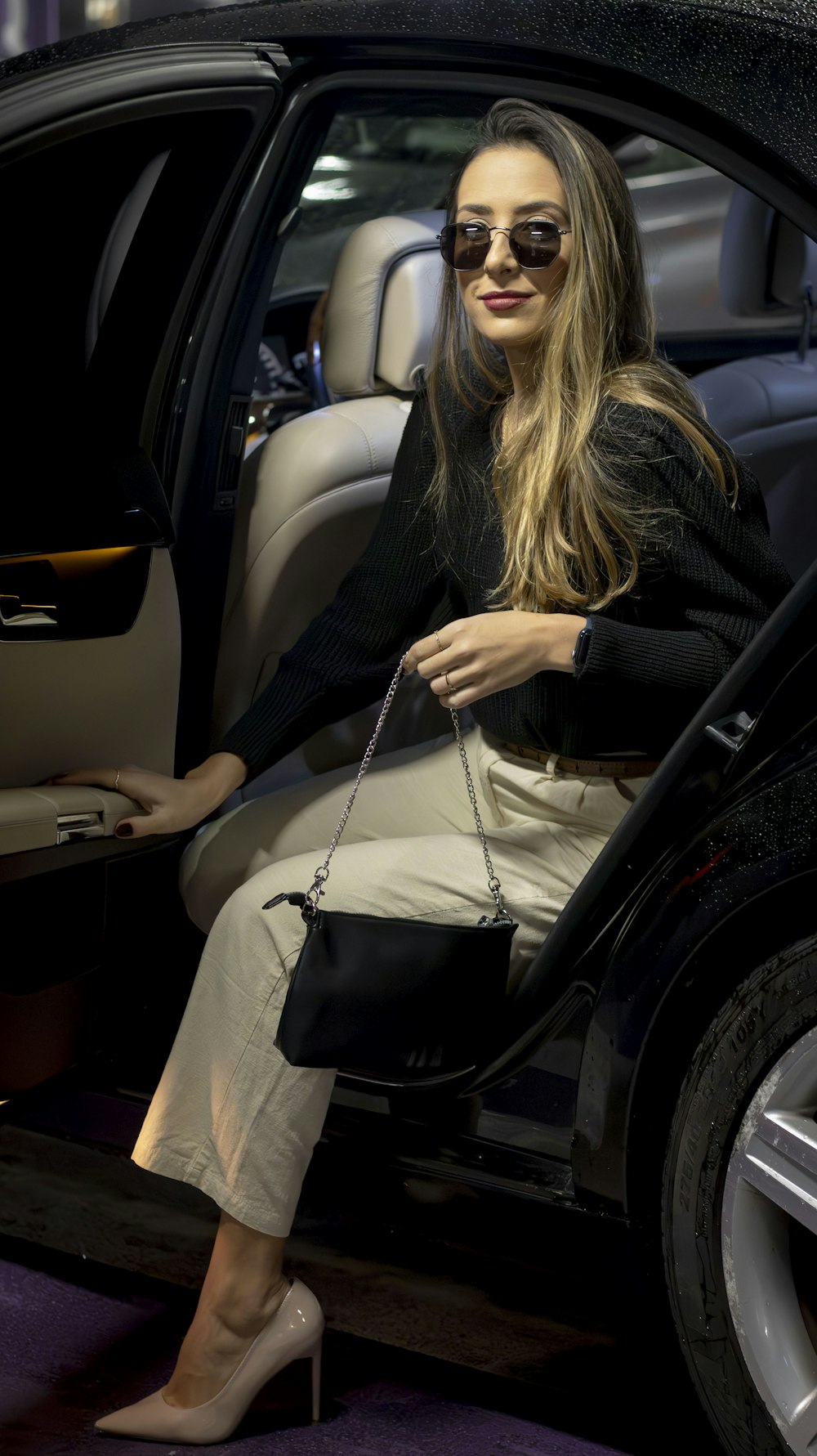 a woman sitting in the back of a car