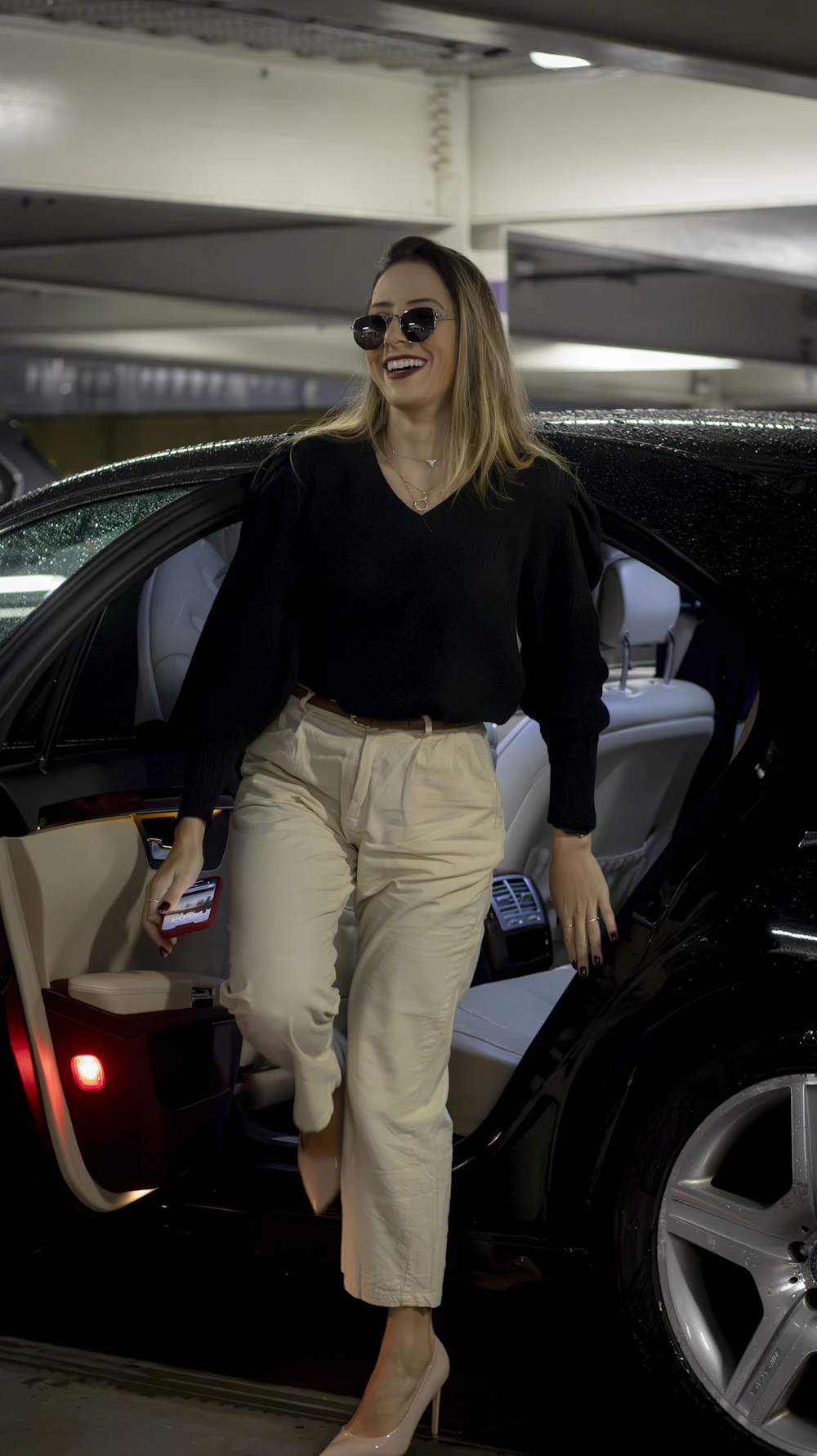 Passageira desembarcando do carro