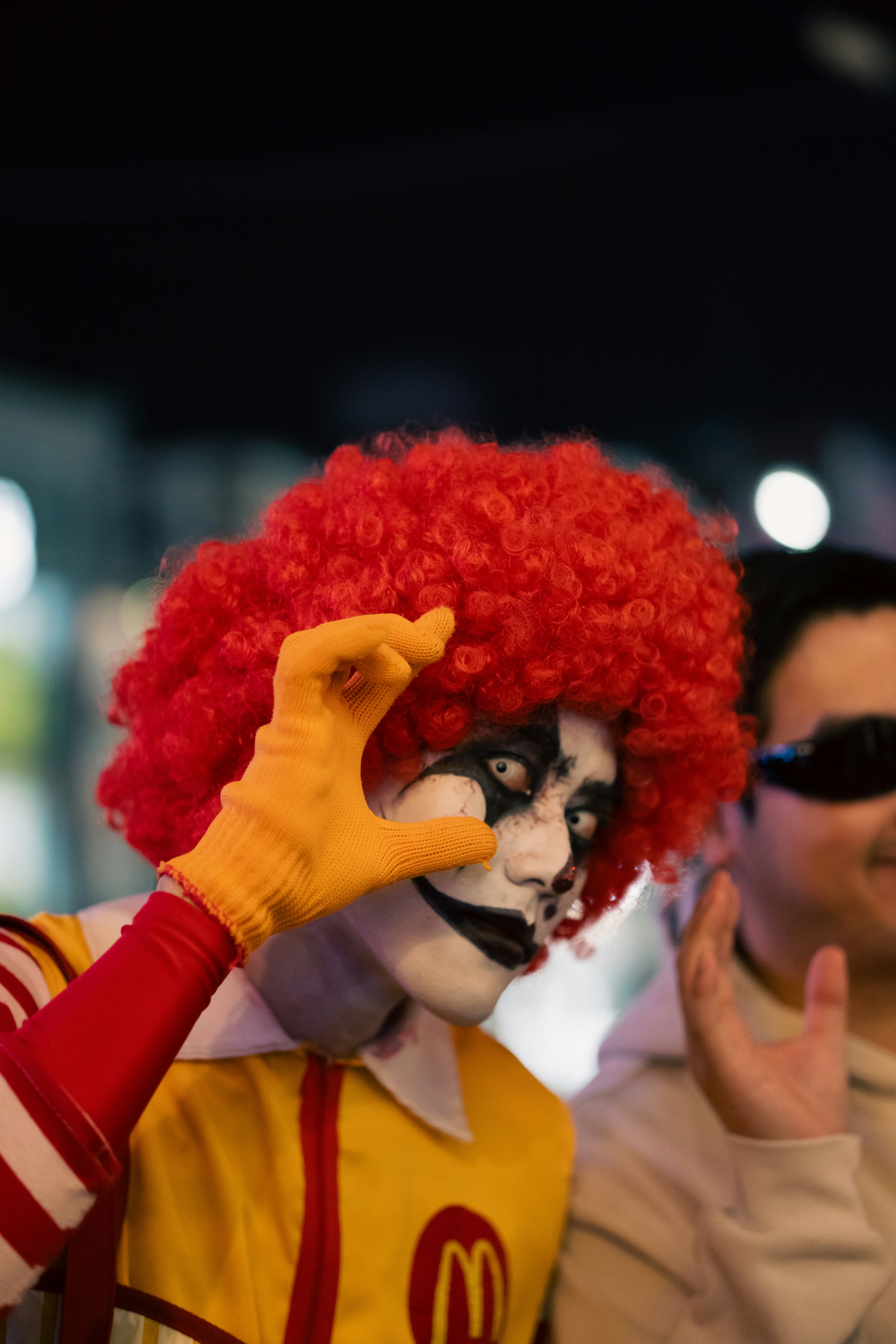 seorang pria dengan riasan badut dan rambut merah