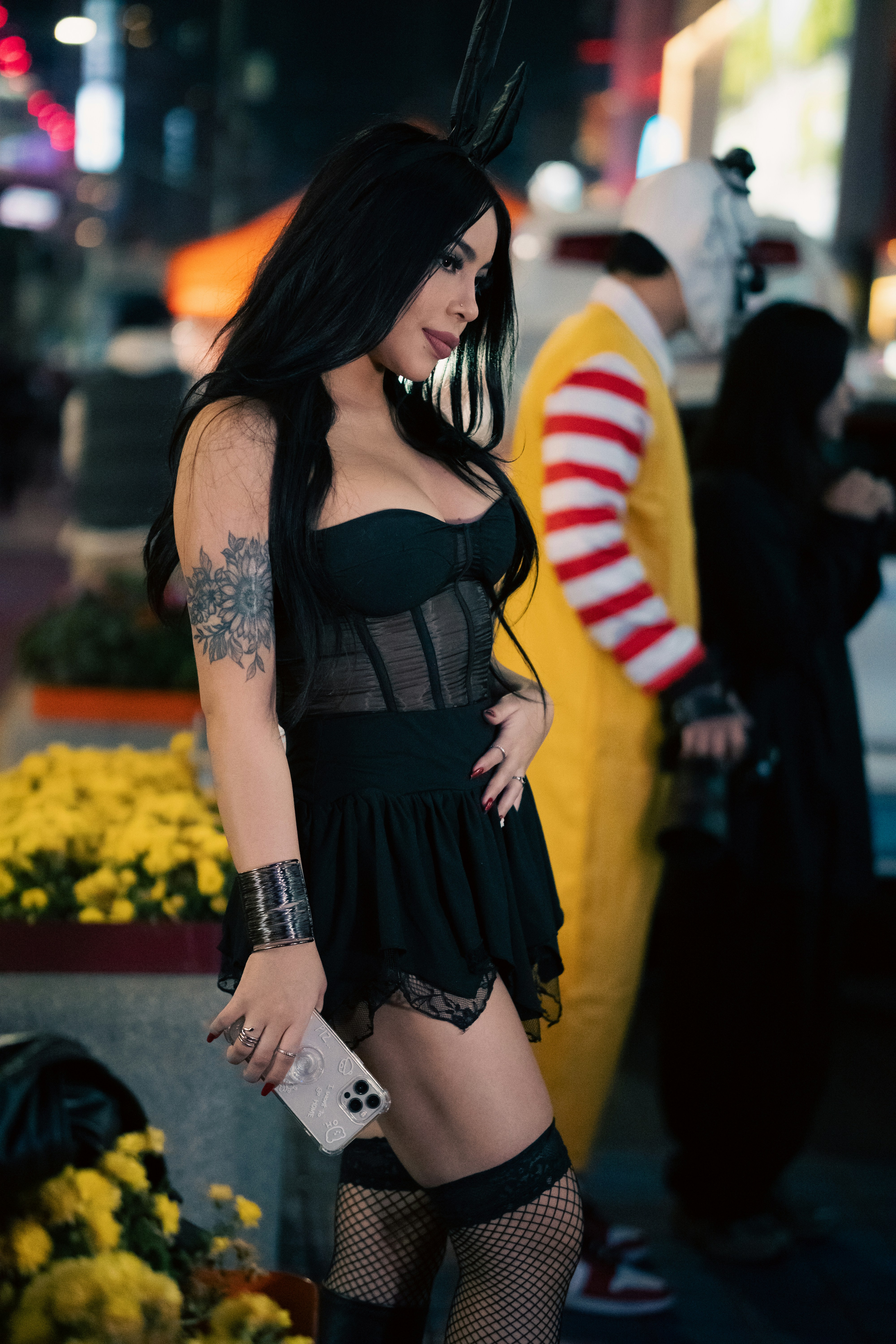 Seorang wanita dengan gaun hitam sedang berpose untuk berfoto