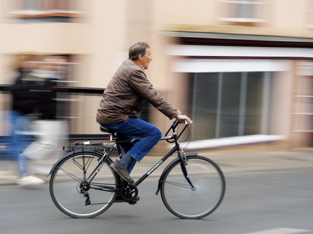 ein Mann fährt mit einem Fahrrad eine Straße entlang