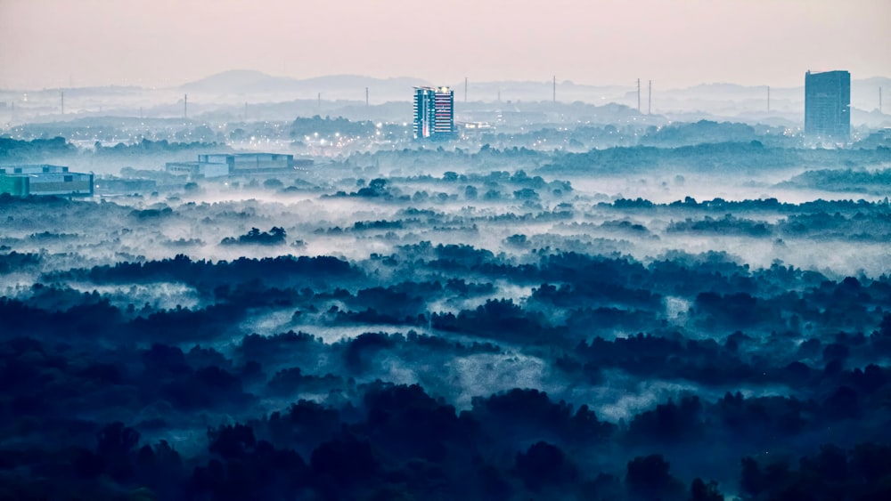 Una vista di una città nebbiosa da una collina