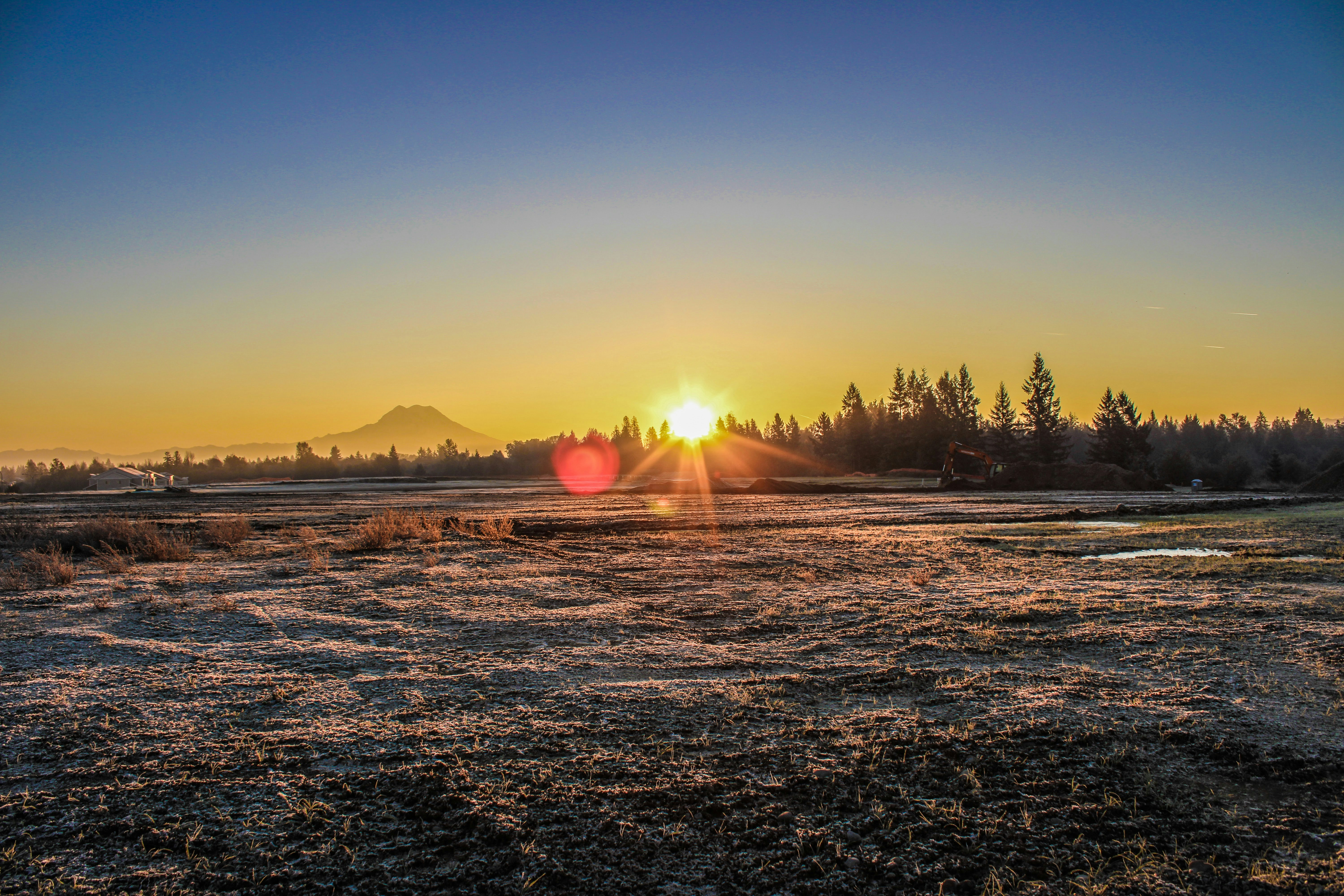 The sun is setting over a snowy field photo – Free Usa Image on Unsplash