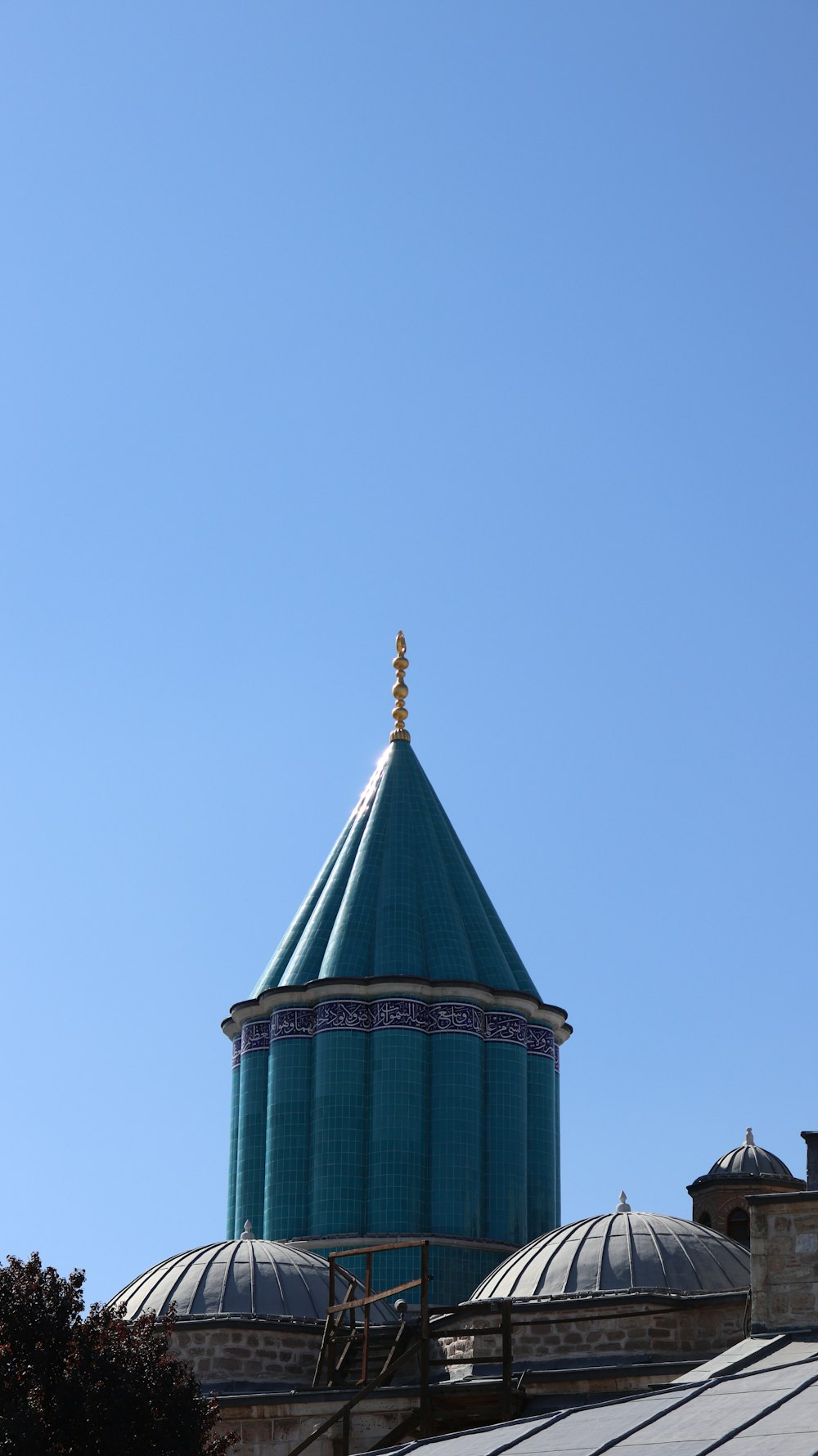 una gran cúpula azul en la parte superior de un edificio