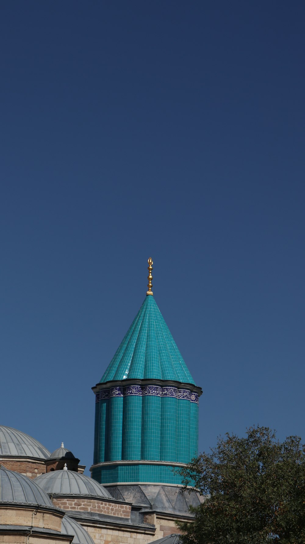 una cúpula azul en la parte superior de un edificio