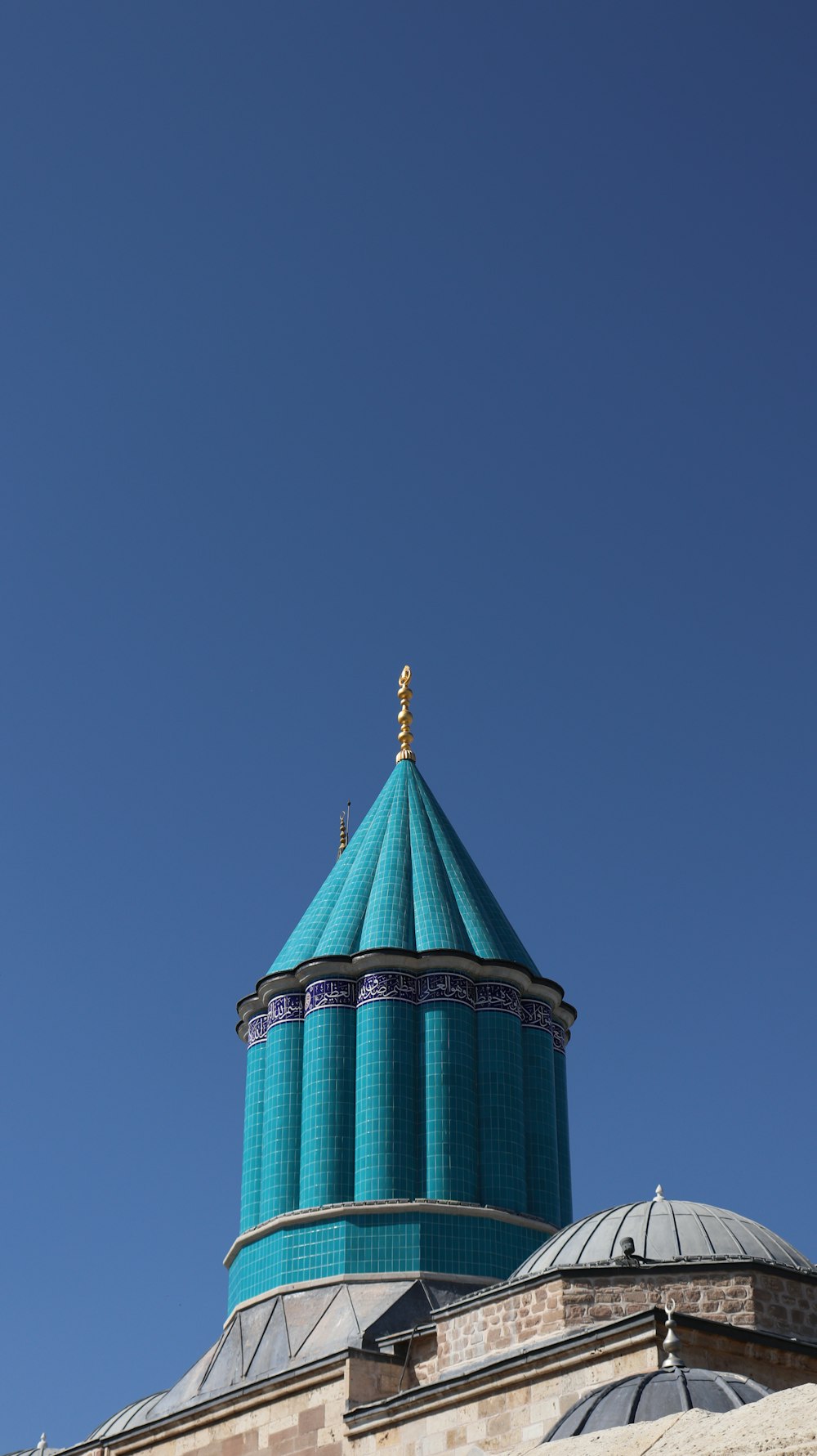 건물 꼭대기에 있는 커다란 파란색 돔