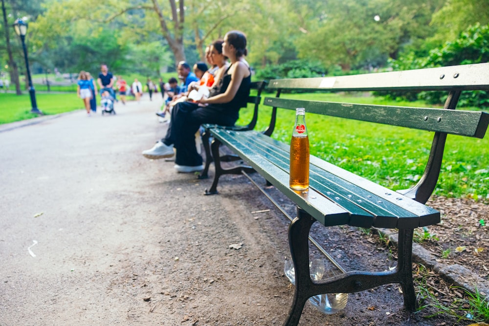 un groupe de personnes assises sur un banc de parc