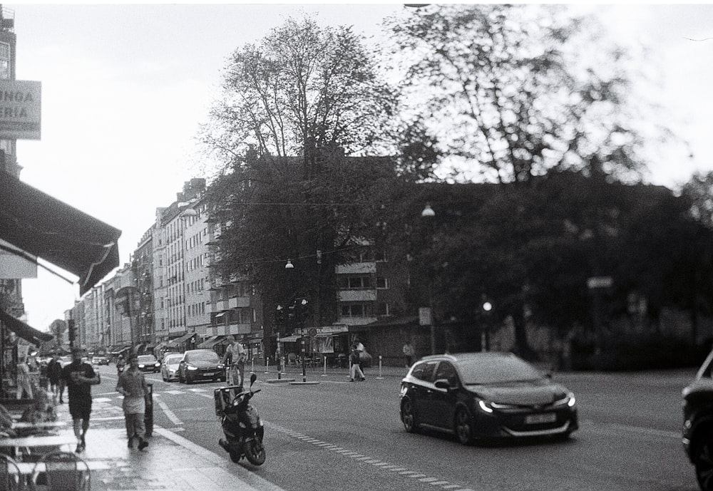 a black and white photo of a city street