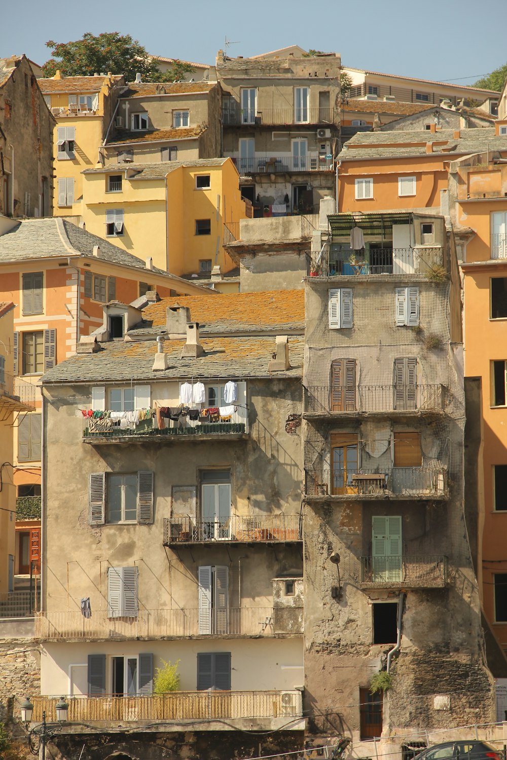 a bunch of buildings that are next to each other