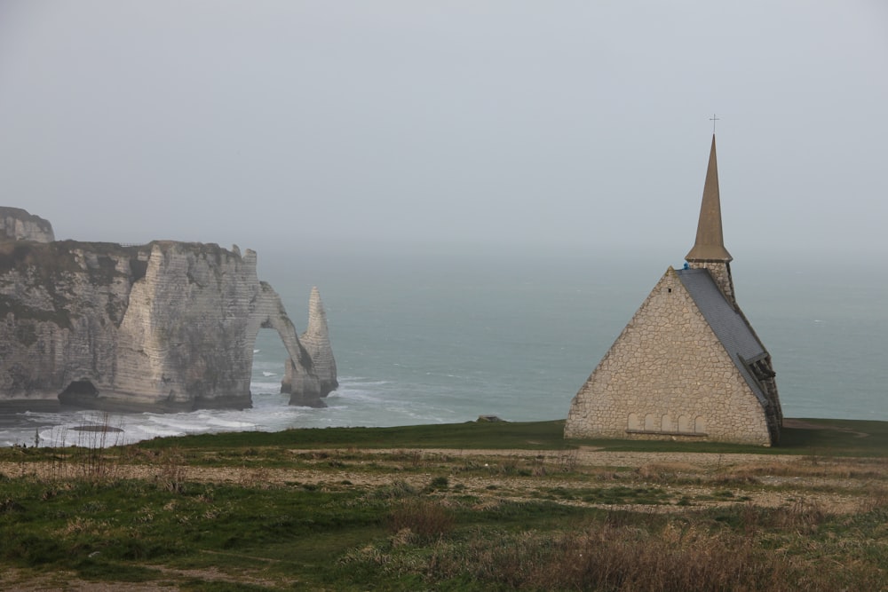 uma igreja em uma colina perto do oceano