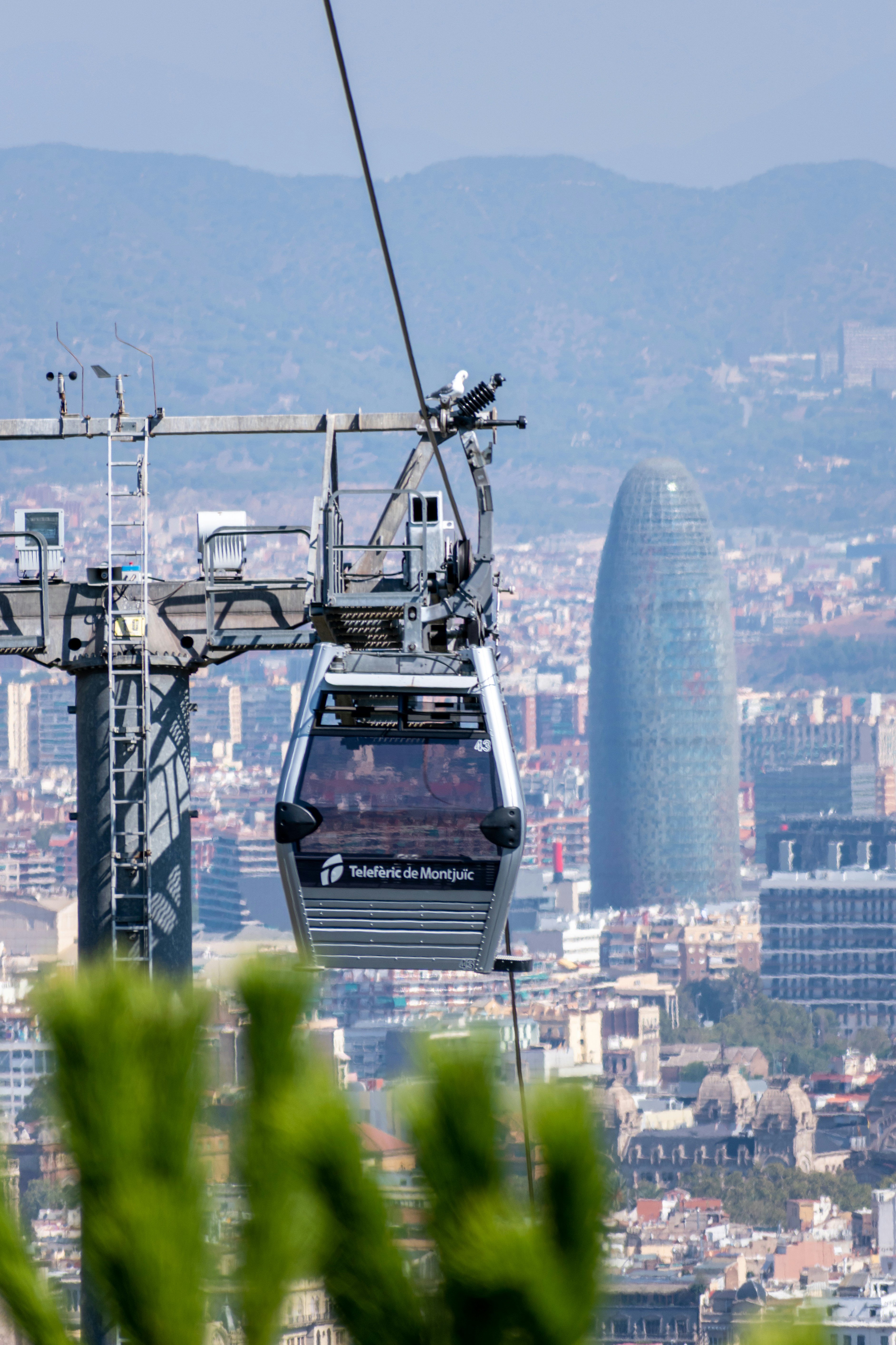 um teleférico com vista para uma cidade ao fundo
