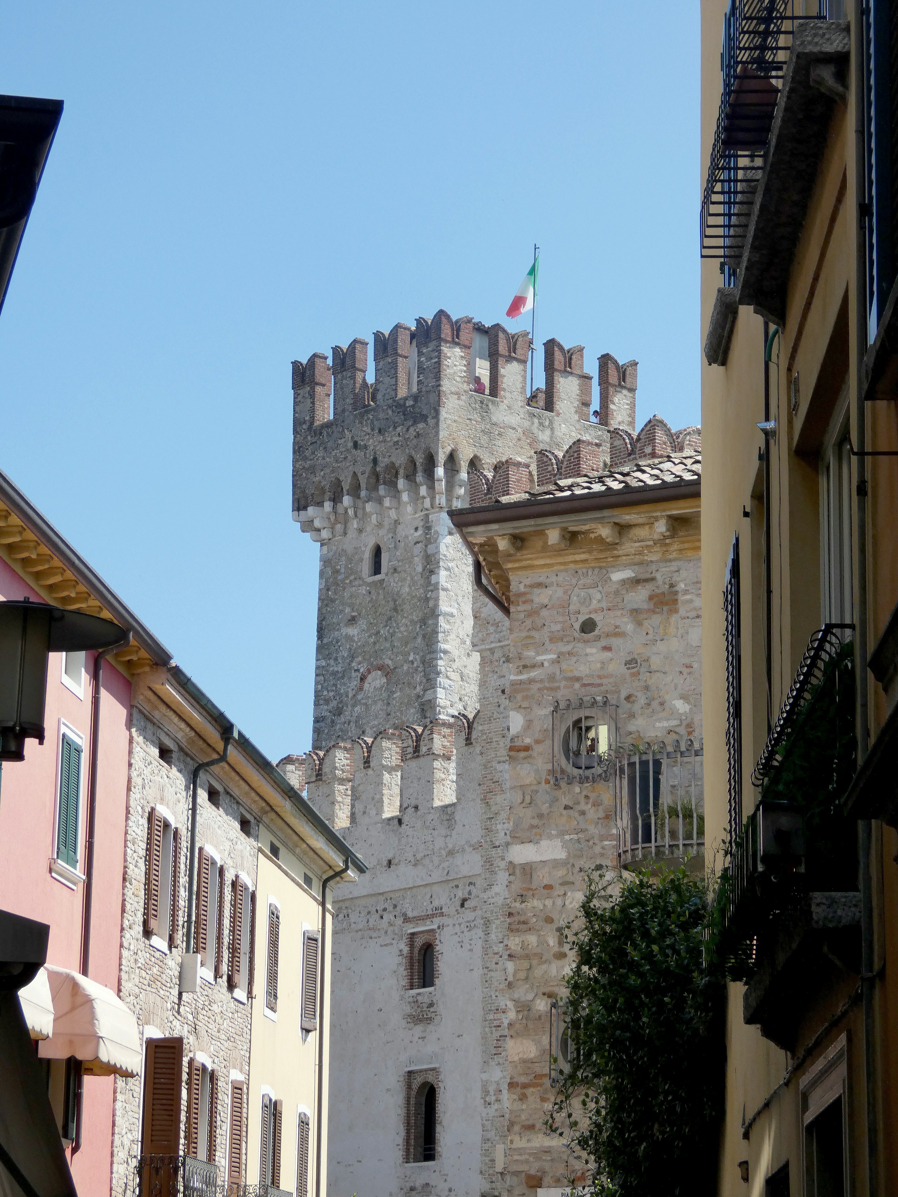 un edificio simile a un castello con una bandiera in cima