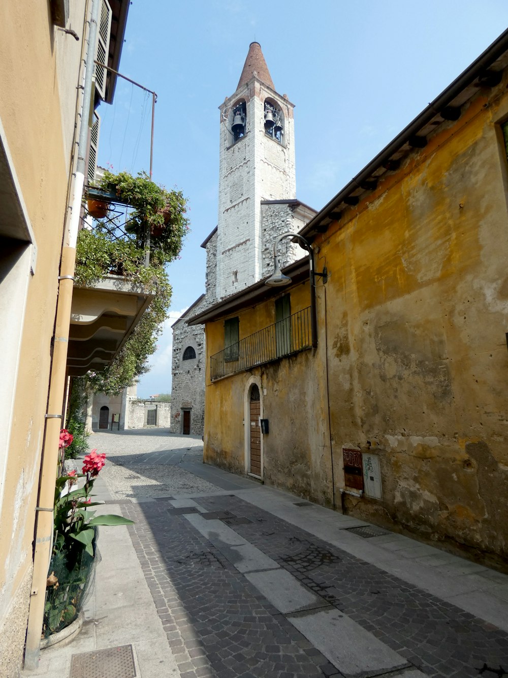 une haute tour d’horloge surplombant une rue de la ville