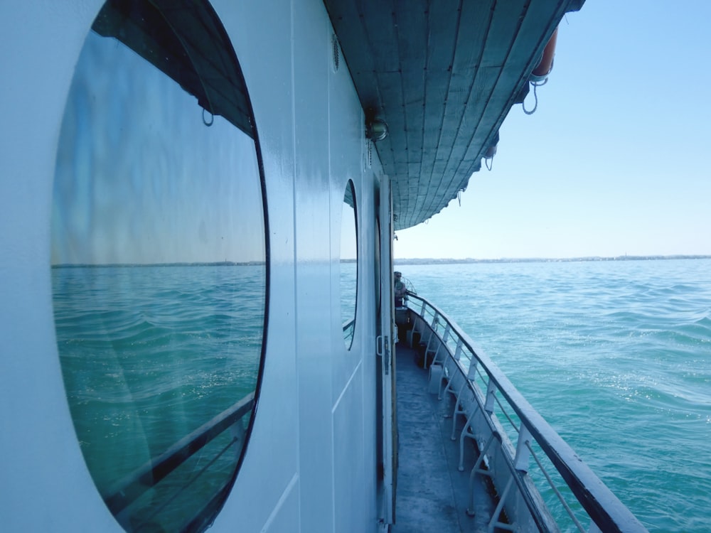 une vue sur l’océan depuis un bateau