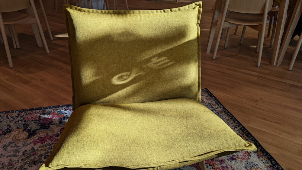 a chair that is sitting on a rug