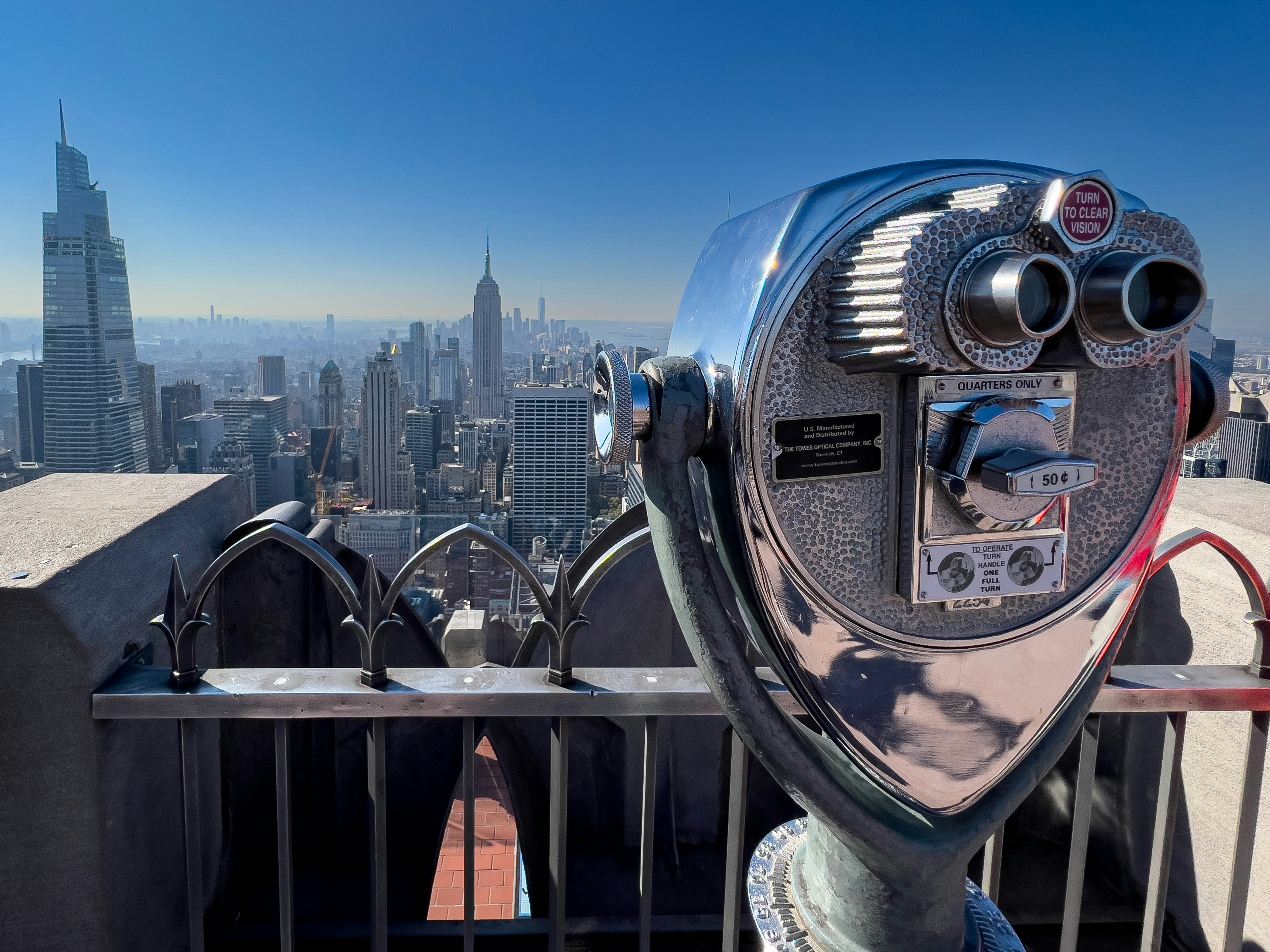 eine münzbetriebene Parkuhr auf dem Dach eines Gebäudes
