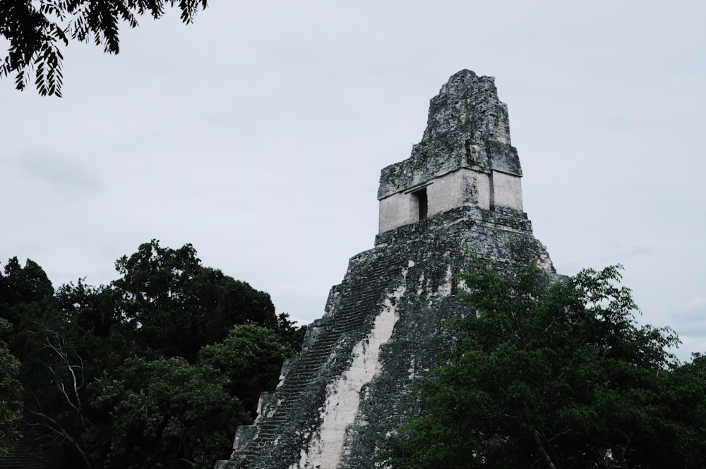 una pirámide muy alta con un reloj en la parte superior