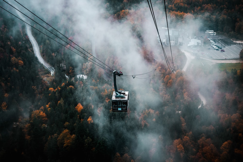 um teleférico no meio de uma floresta