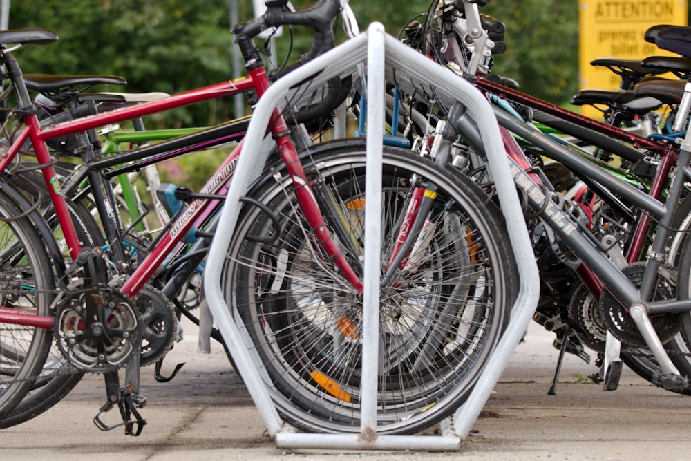 Un montón de bicicletas que están estacionadas una al lado de la otra