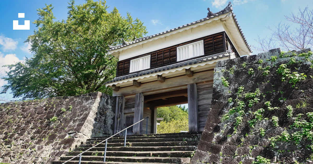 石造りの建物とそこへ続く階段の写真 – Unsplashの大分県の無料画像