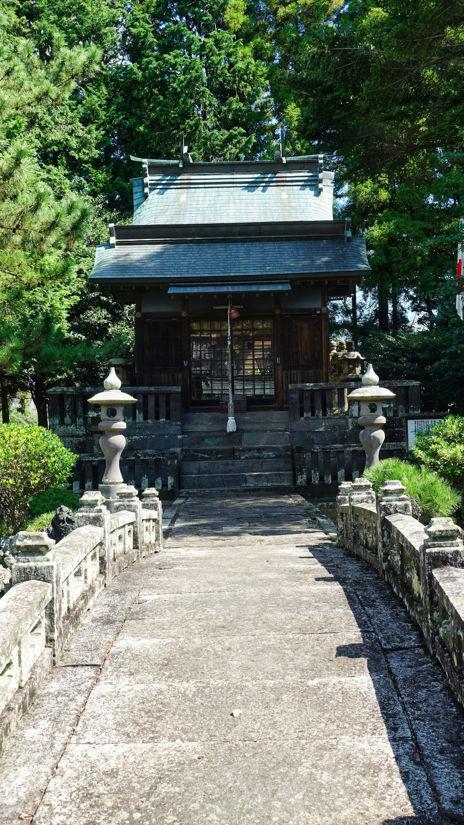 石畳の参道と小さな神社社殿