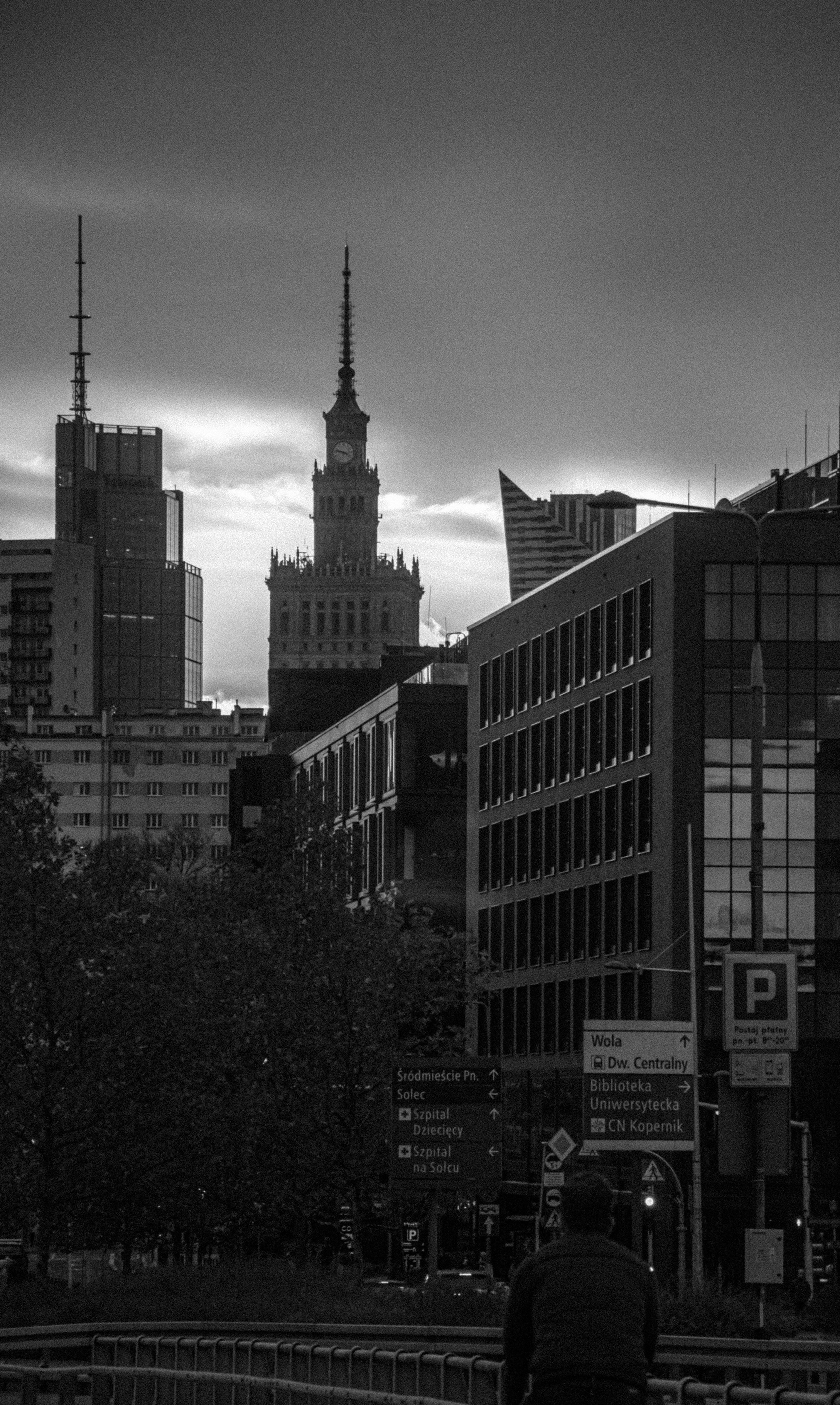 Ein Schwarz-Weiß-Foto eines Mannes, der Fahrrad fährt