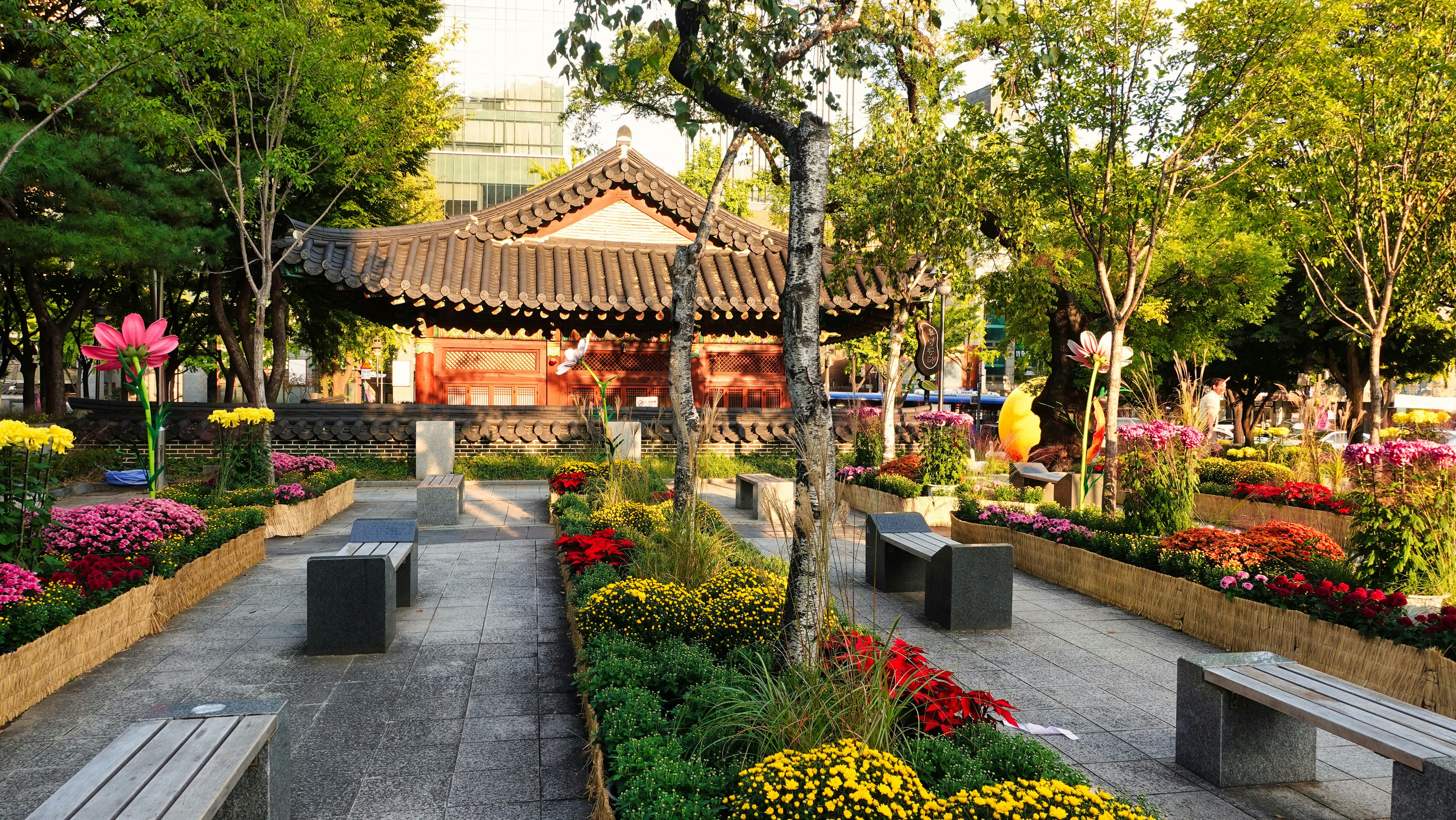 花やベンチがたくさんある公園
