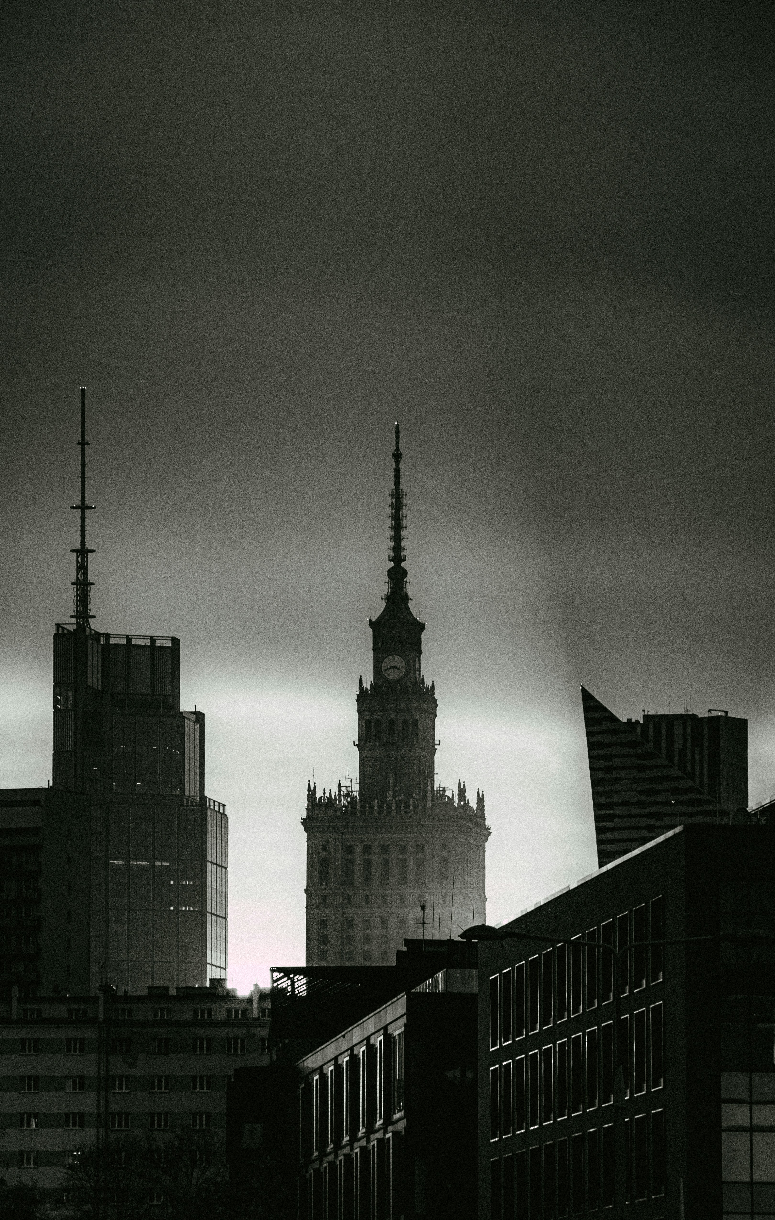 Schwarz-Weiß-Foto eines Glockenturms