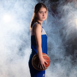 Fernanda Pérez in action on the basketball court wearing her team jersey.