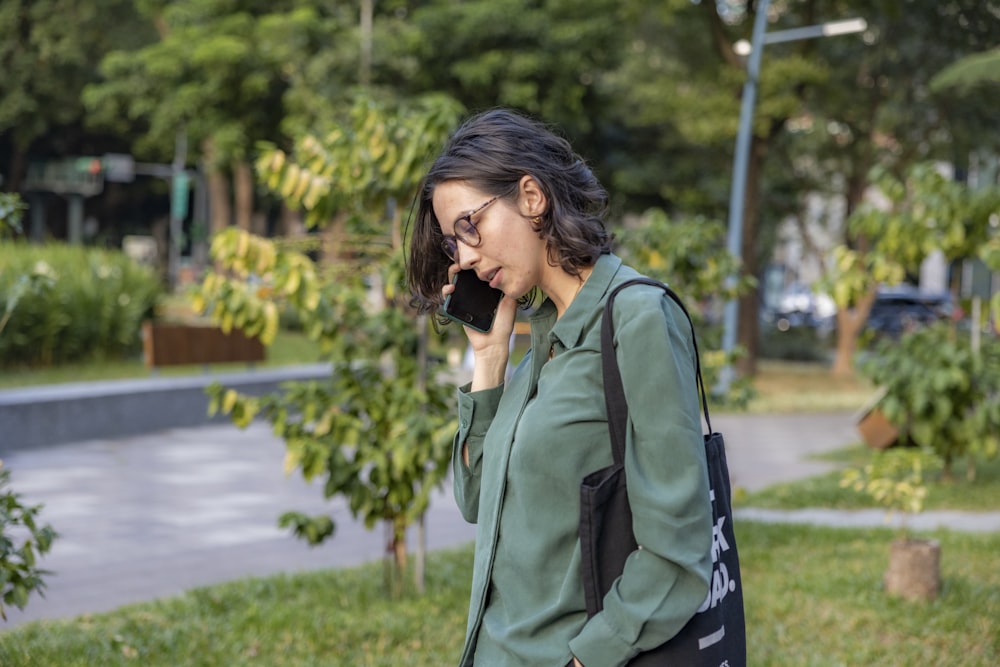 Una mujer hablando por teléfono celular en un parque