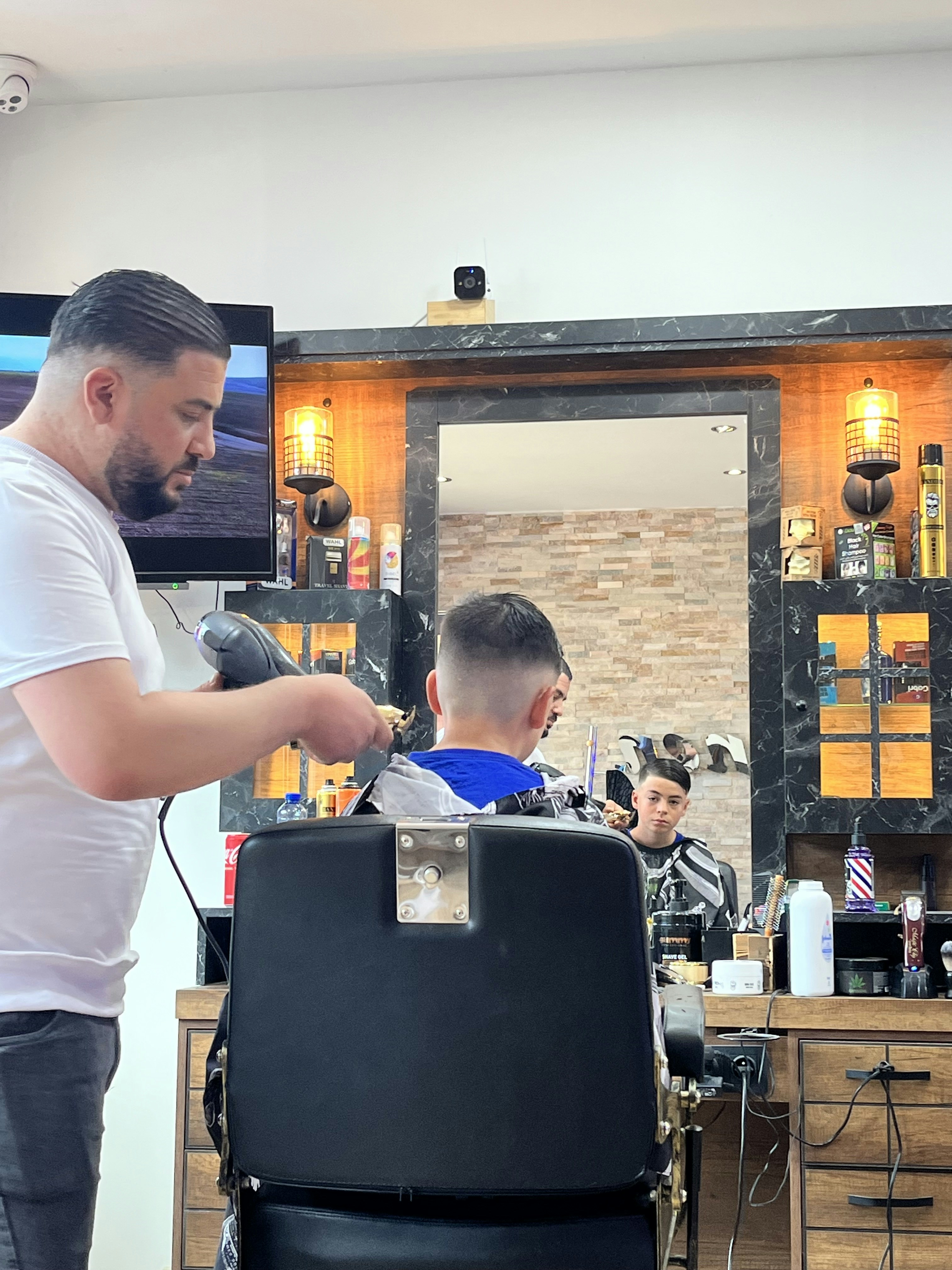 Ein Mann, der sich in einem Friseursalon die Haare schneiden lässt