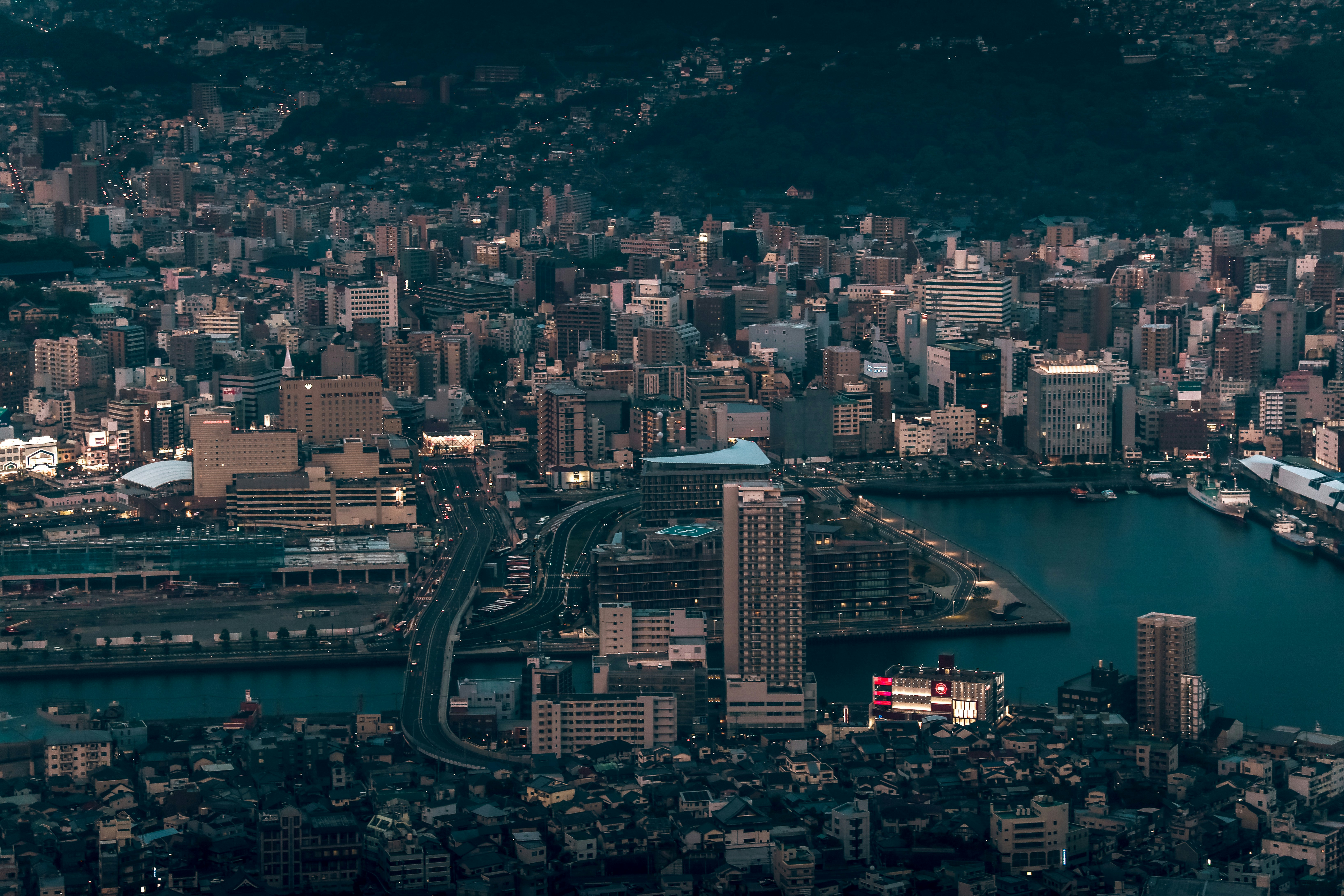 Luftaufnahme einer Stadt, durch die ein Fluss fließt