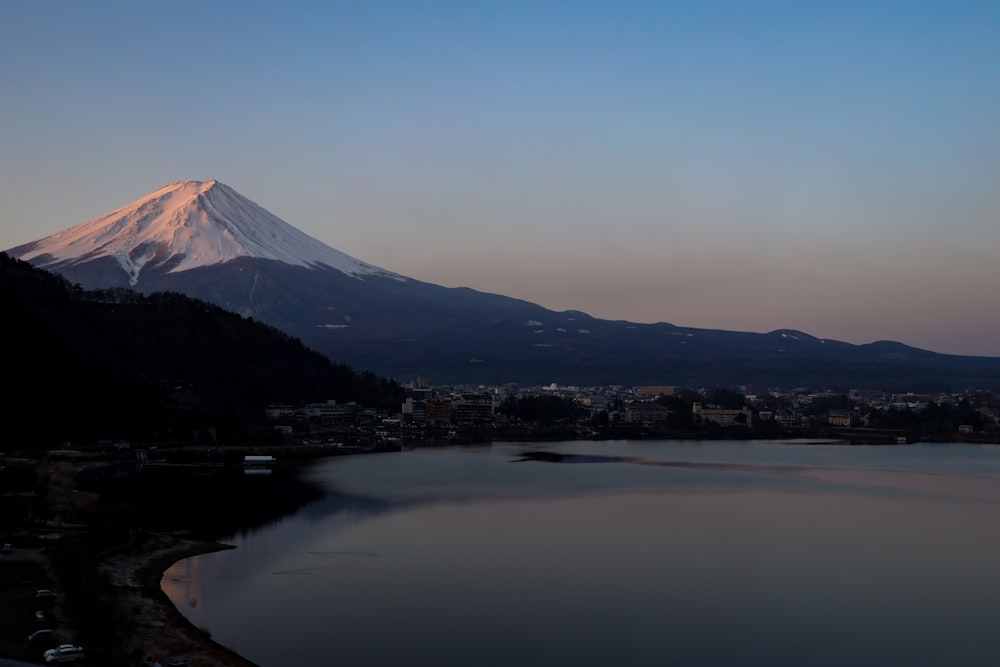 Una vista de una montaña con un lago frente a ella