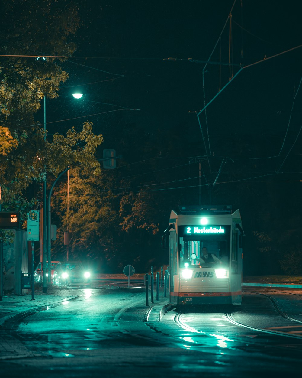 un tramway dans une rue de la ville la nuit