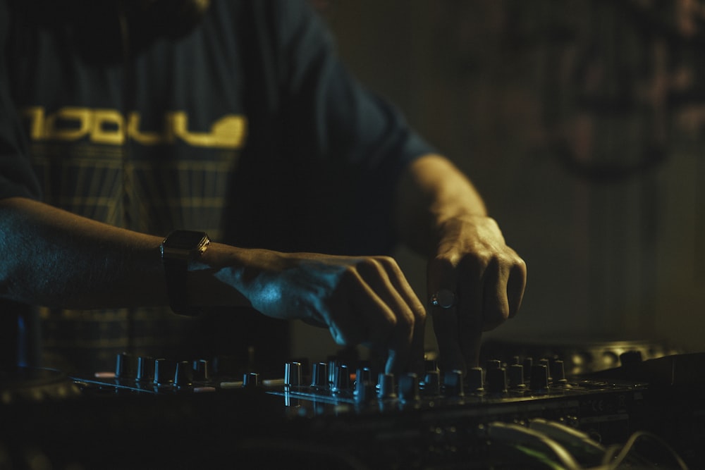 어두운 방에서 음악을 믹싱하는 DJ