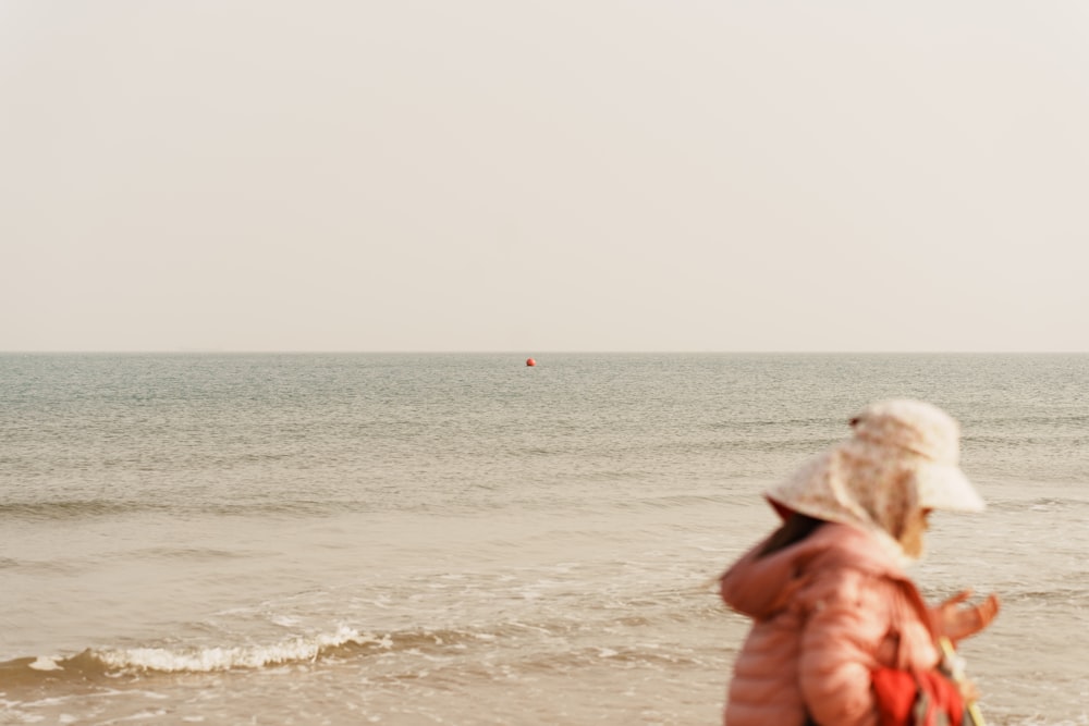 海辺の浜辺に立つ女性