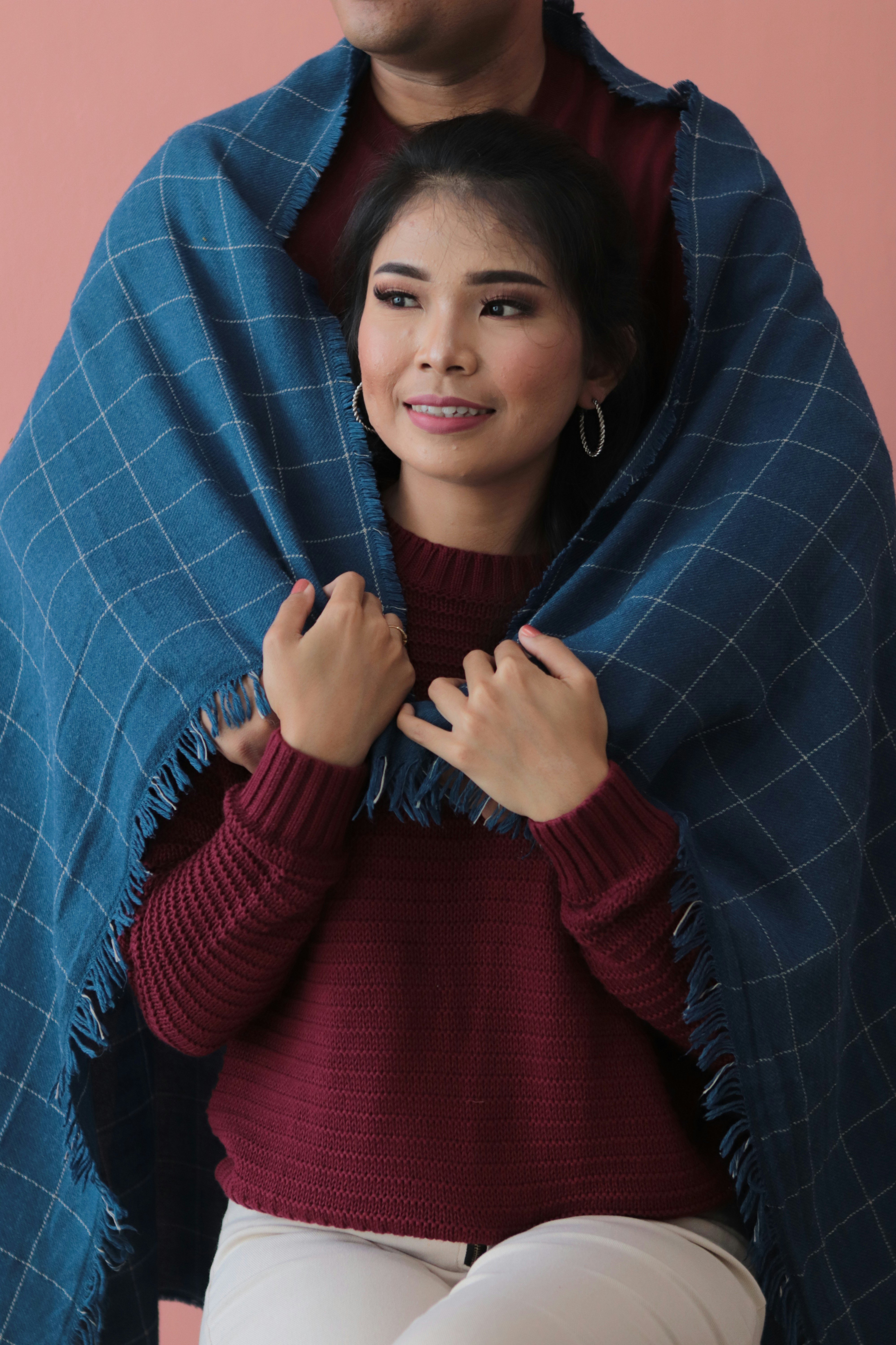 seorang pria dan seorang wanita terbungkus selimut