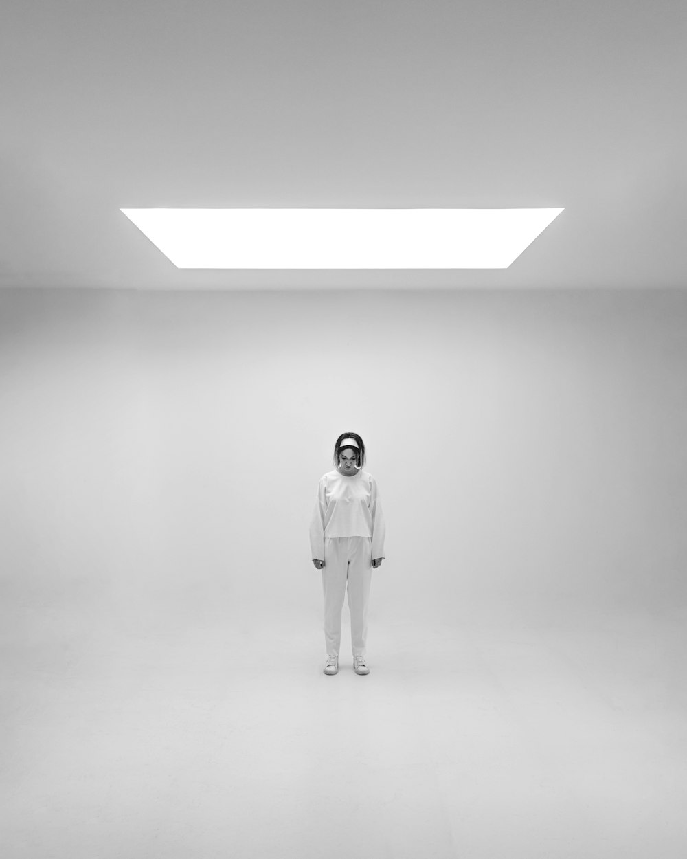 Ein Mann in einem weißen Anzug steht in einem Raum