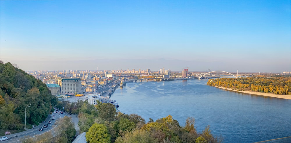 Un río que atraviesa una ciudad junto a edificios altos